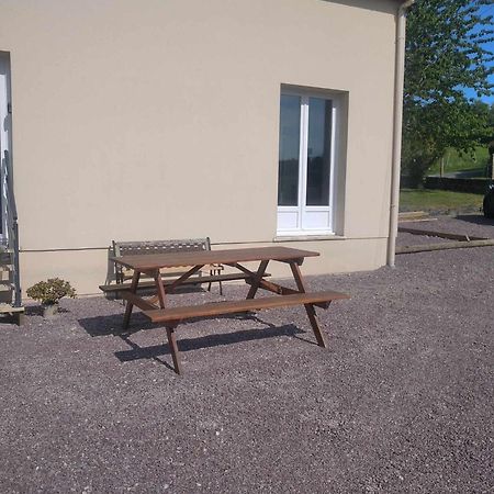 L Etablissement Gold Beach Propose 1 Hebergement , Maison 80M2 Avec Terrain 500M2, Parking Prive A 4 Min Du Port Artificiel D Arromanches, Services Accueil Personnalise, Lits Faits, Serviettes, Menage, Netflix, Wifi Ryes Bagian luar foto