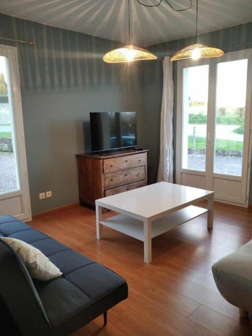 L Etablissement Gold Beach Propose 1 Hebergement , Maison 80M2 Avec Terrain 500M2, Parking Prive A 4 Min Du Port Artificiel D Arromanches, Services Accueil Personnalise, Lits Faits, Serviettes, Menage, Netflix, Wifi Ryes Bagian luar foto