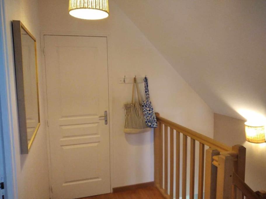 L Etablissement Gold Beach Propose 1 Hebergement , Maison 80M2 Avec Terrain 500M2, Parking Prive A 4 Min Du Port Artificiel D Arromanches, Services Accueil Personnalise, Lits Faits, Serviettes, Menage, Netflix, Wifi Ryes Bagian luar foto