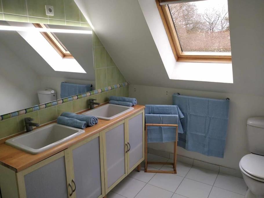 L Etablissement Gold Beach Propose 1 Hebergement , Maison 80M2 Avec Terrain 500M2, Parking Prive A 4 Min Du Port Artificiel D Arromanches, Services Accueil Personnalise, Lits Faits, Serviettes, Menage, Netflix, Wifi Ryes Bagian luar foto