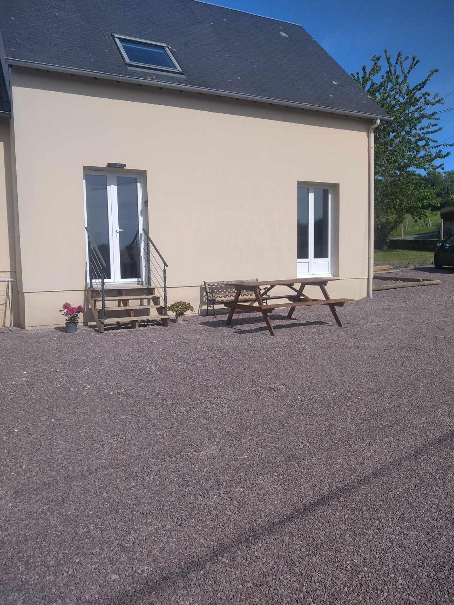 L Etablissement Gold Beach Propose 1 Hebergement , Maison 80M2 Avec Terrain 500M2, Parking Prive A 4 Min Du Port Artificiel D Arromanches, Services Accueil Personnalise, Lits Faits, Serviettes, Menage, Netflix, Wifi Ryes Bagian luar foto